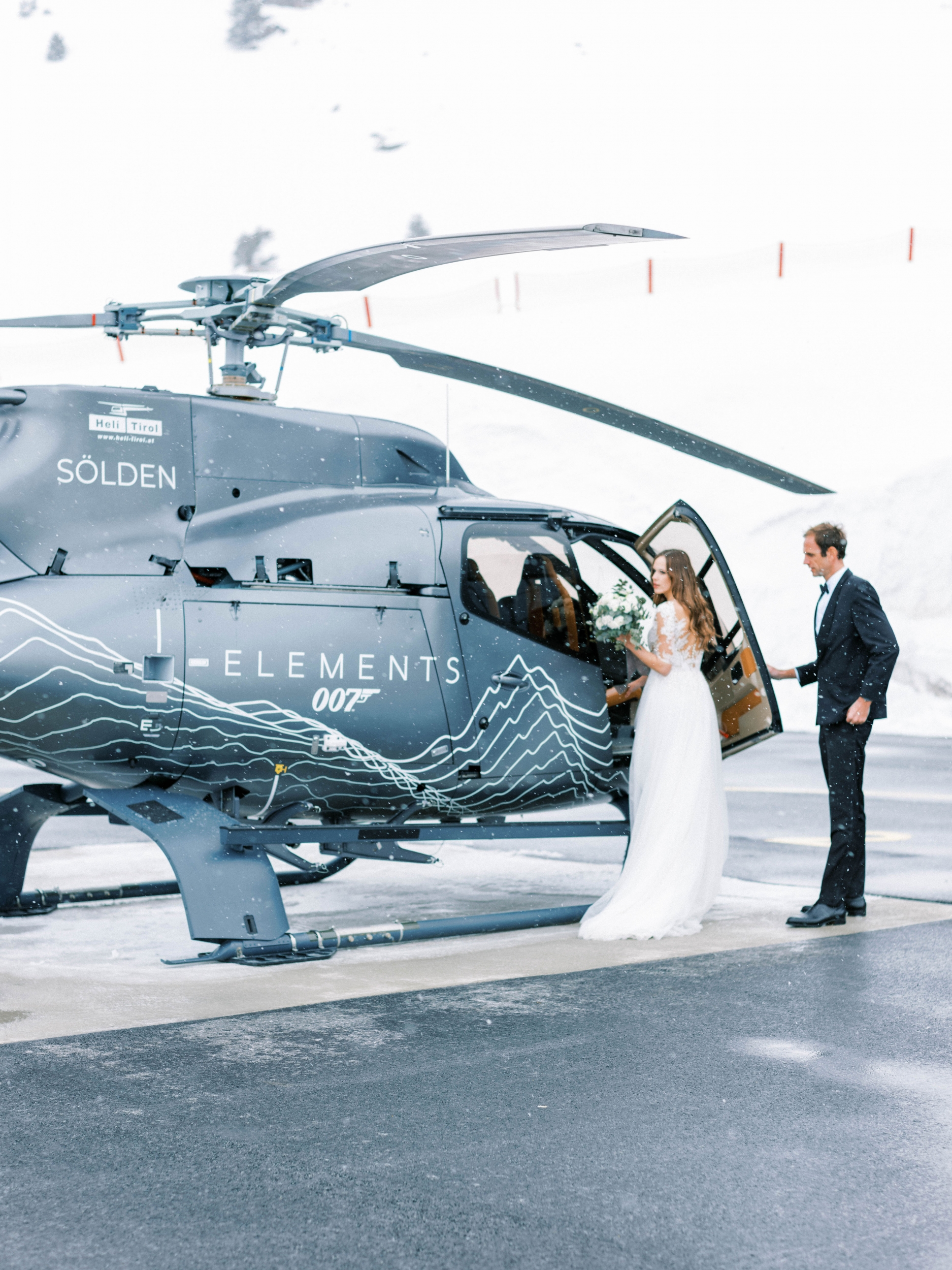 Brautpaar beim Helikopterflug in Sölden